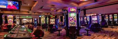Dealer live casino di lineslot88 dengan tampilan streaming HD real-time